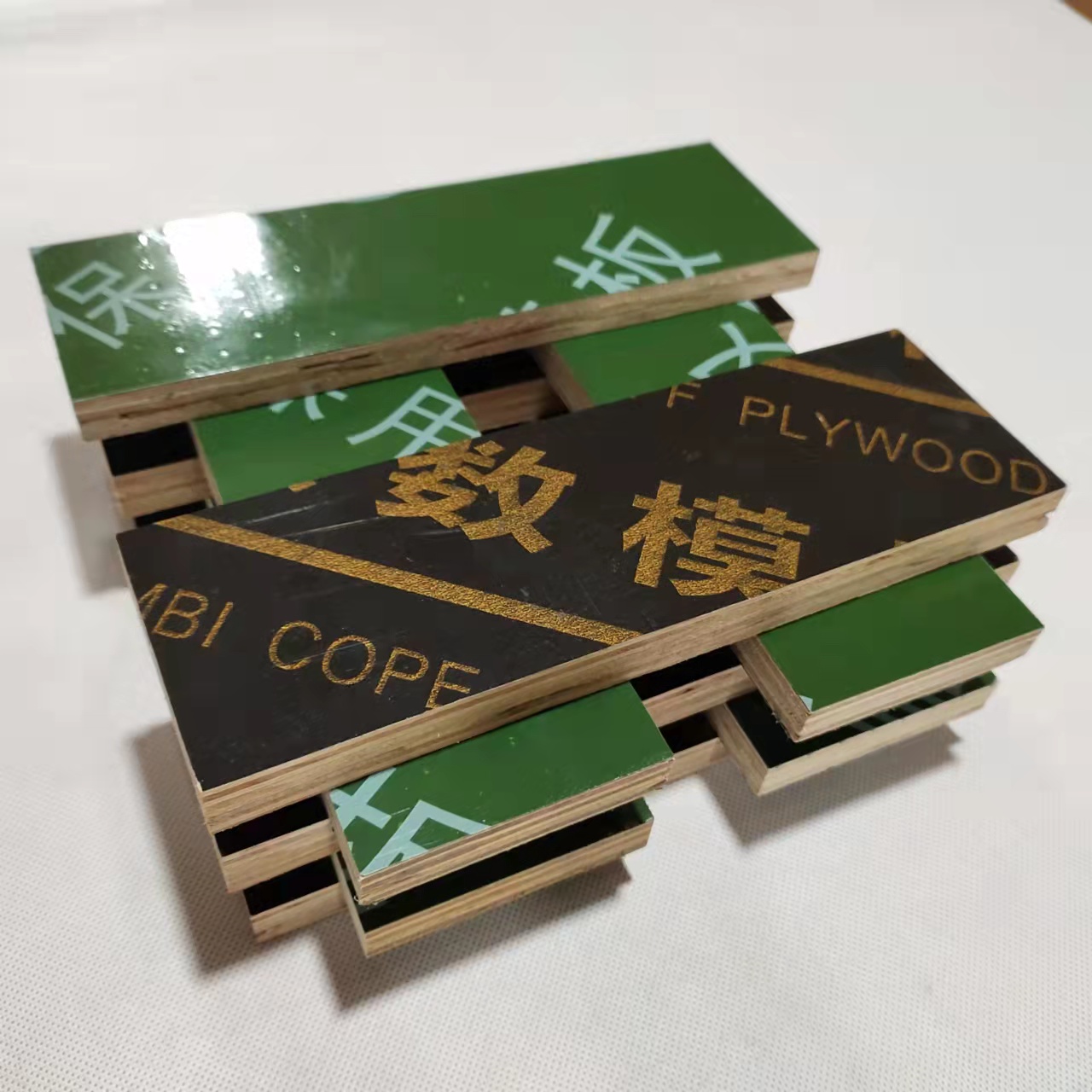 隨著建筑模板加工和生產(chǎn)技術(shù)的不斷創(chuàng)新，建筑模板的種類越來越多