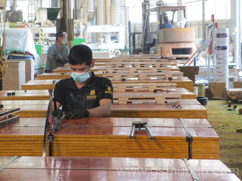 建筑紅木板批發哪個好?紅色模板如何選購